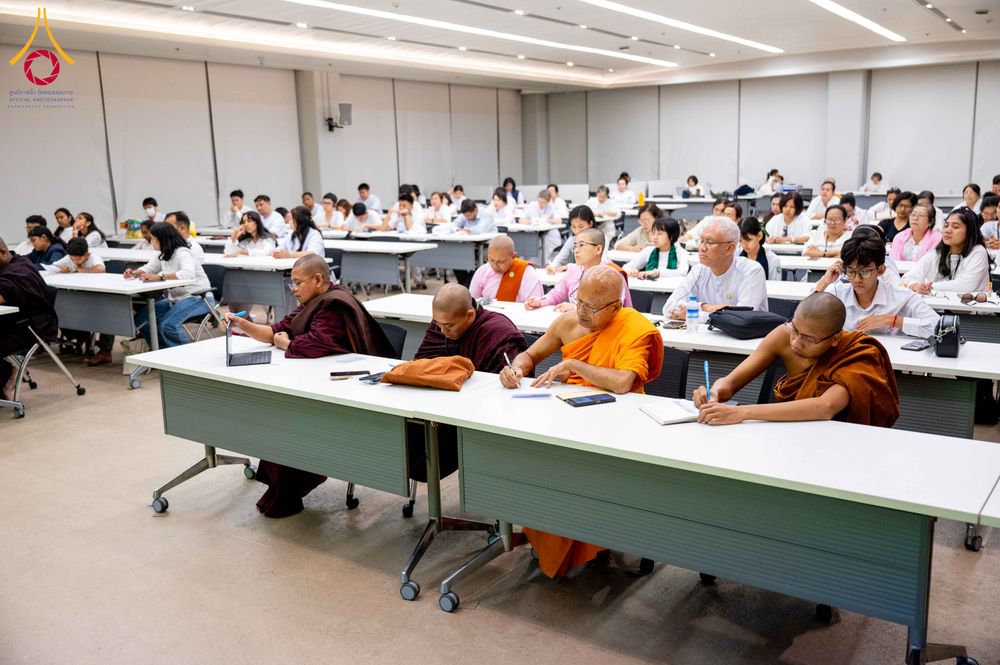 ภาพ No.313121:วันที่ 4 มีนาคม พ.ศ. 2559 หลวงพ่อทัตตชีโว รองเจ้าอาวาสวัดพระธรรมกาย ได้เมตตาถวายการต้อนรับปฏิสันถารพระอาคันตุกะจาก 19 ประเทศ ที่เดินทางมาร่วมงานวันมาฆบูชา ณ วัดพระธรรมกาย