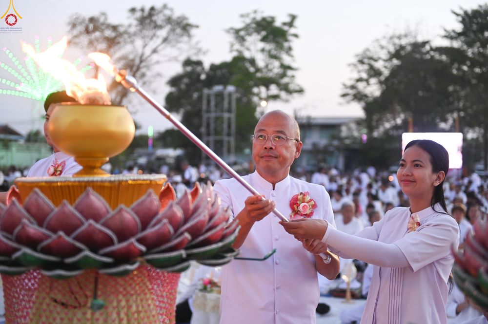 ภาพ No.294037:วันที่ 13 มกราคม พ.ศ. 2569 พิธีจุดประทีปถวายเป็นพุทธบูชา และบูชาธรรมมหาปูชนียาจารย์  (ภาพชุดที่ 2) ณ วัดสองพี่น้อง ต.ต้นตาล อ.สองพี่น้อง จ.สุพรรณบุรี ในโครงการธรรมยาตรา กตัญญูบูชา มหาปูชนียาจารย์ พระมงคลเทพมุนี(สด จนฺทสโร) พระผู้ปราบมาร อนุสรณ์สถาน 7 แห่