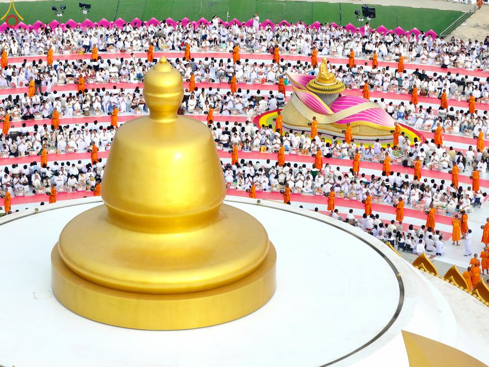 ภาพ No.302651:วันที่ 24 มกราคม พ.ศ. 2569 พิธีตักบาตรพระธรรมยาตรา(ภาพชุดที่ 2) ณ อนุสรณ์สถานลำดับที่ 5 สถานที่เผยแผ่วิชชาธรรมกายครั้งแรก อนุสรณ์สถานบางปลา วัดบางปลา อำเภอบางเลน จังหวัดนครปฐม ในโครงการธรรมยาตรา กตัญญูบูชา มหาปูชนียาจารย์ พระมงคลเทพมุนี(สด จนฺทสโร) พระผู