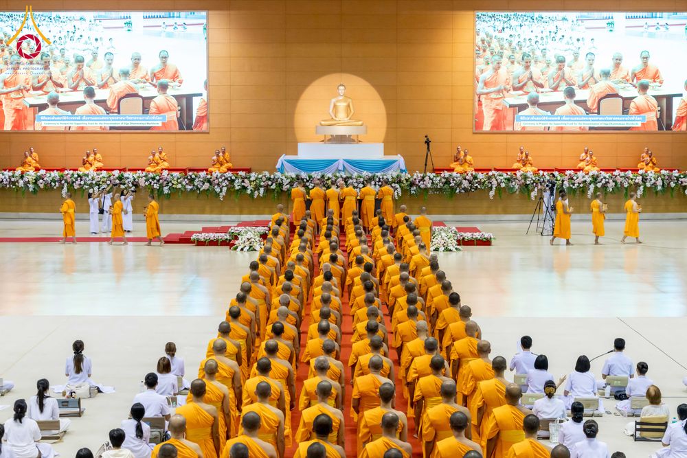 ภาพ No.285014:วันอาทิตย์ที่ 14 ธันวาคม พ.ศ.2568  พิธีปฏิบัติธรรม พิธีถวายภัตตาหารเป็นสังฆทาน พิธีมอบต้นสมบัติจักรพรรดิ ถวายแด่เจ้าอาวาสและประธานสงฆ์ 236 ศูนย์ส่งเสริมศีลธรรมทั่วโลก ณ สภาธรรมกายสากล วัดพระธรรมกาย