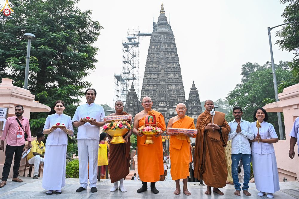 ภาพ No.284074:วันที่ ๔ พฤศจิกายน พุทธศักราช ๒๕๖๘ กฐินสมทบวัดต่างประเทศ โดยคณะศิษยานุศิษย์ บูชาธรรม 81 ปี หลวงพ่อธัมมชโย ณ วัดมหาโพธิ์ เมืองพุทธคยา ประเทศอินเดีย