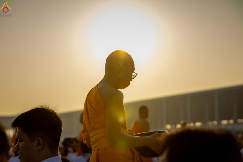 ภาพ No.279822:วันที่ 1 มกราคม พ.ศ.2569 พิธีตักบาตรในวันขึ้นปีใหม่ ณ ลานธรรม วัดพระธรรมกาย