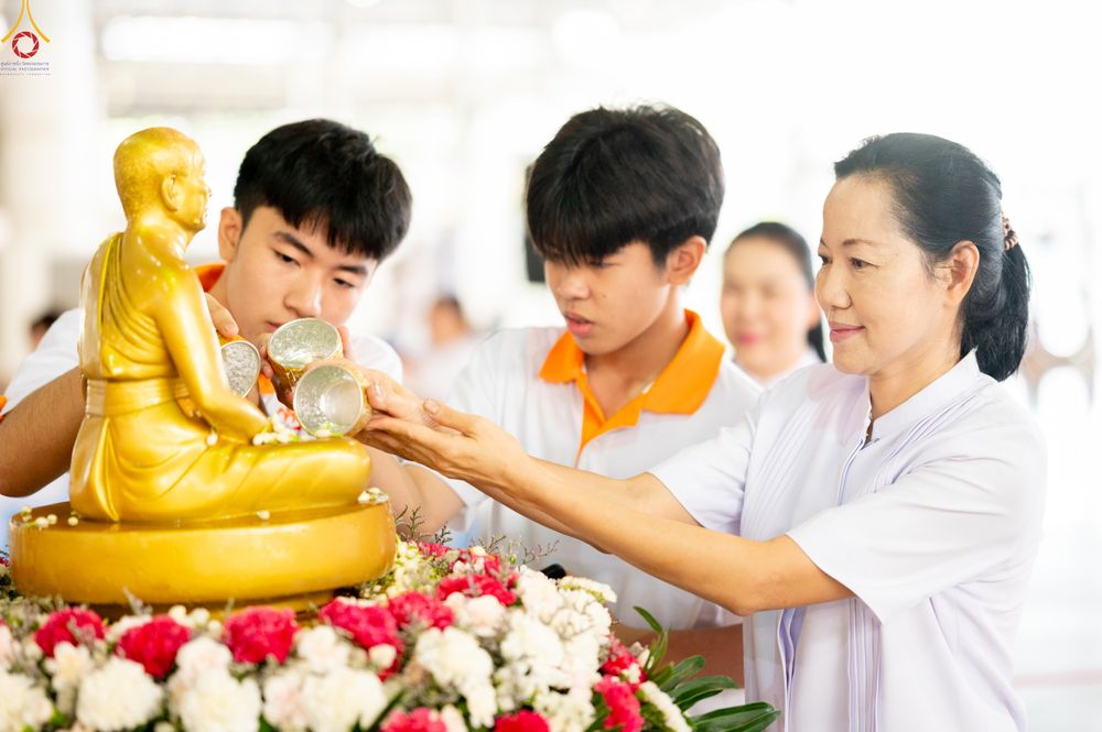 ภาพ No.318255:วันอาทิตย์ต้นเดือนที่ 5 เมษายน พ.ศ.2569 พิธีตักบาตร ณ บ้านแก้วเรือนทองคุณยายอาจารย์ฯ วัดพระธรรมกาย