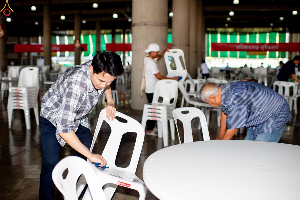 ภาพ No.322297:วันที่ 15 เมษายน พ.ศ.2569 การเตรียมงาน เช็ดโต๊ะ เก้าอี้ ปูผ้าโต๊ะฉัน เพื่องานถวายมหาสังฆทาน 40,000 กว่าวัดทั่วประเทศ วันคุ้มครองโลก 22 เมษายน พ.ศ.2569 วัดพระธรรมกาย