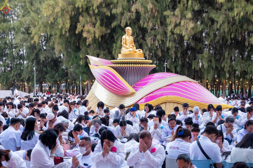 ภาพ No.289235:วันที่ 7 มกราคม พ.ศ. 2569 พิธีตักบาตรพระธรรมยาตรา ณ อนุสรณ์สถานลำดับที่ 1 สถานที่เกิดด้วยรูปกายเนื้อ อนุสรณ์สถานมหาวิหารพระมงคลเทพมุนี (โลตัสแลนด์) อ.สองพี่น้อง จ.สุพรรณบุรี ในโครงการธรรมยาตรา กตัญญูบูชา มหาปูชนียาจารย์ พระมงคลเทพมุนี(สด จนฺทสโร) พระผู้ป