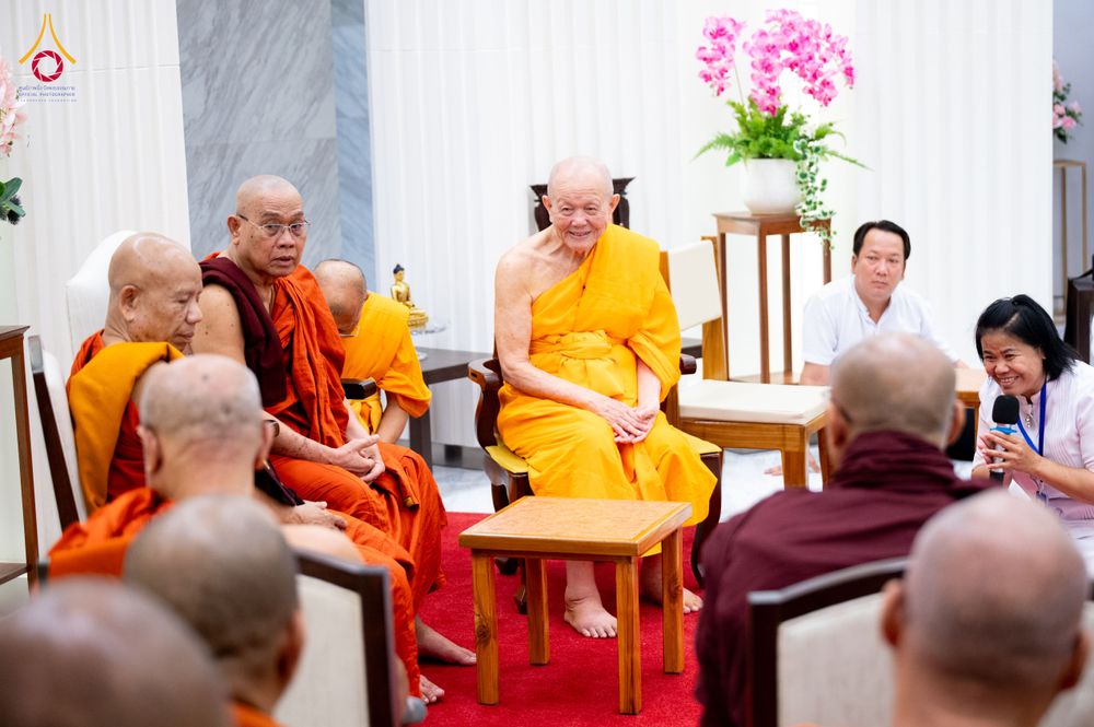 ภาพ No.325538:วันที่ 23 เมษายน พ.ศ.2569 หลวงพ่อทัตตชีโว รองเจ้าอาวาสวัดพระธรรมกาย ถวายการต้อนรับและปฏิสันถารคณะสงฆ์เมียนมาร์และเนปาล