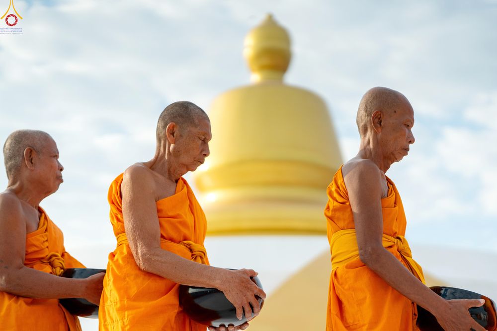 ภาพ No.302630:วันที่ 24 มกราคม พ.ศ. 2569 พิธีตักบาตรพระธรรมยาตรา(ภาพชุดที่ 2) ณ อนุสรณ์สถานลำดับที่ 5 สถานที่เผยแผ่วิชชาธรรมกายครั้งแรก อนุสรณ์สถานบางปลา วัดบางปลา อำเภอบางเลน จังหวัดนครปฐม ในโครงการธรรมยาตรา กตัญญูบูชา มหาปูชนียาจารย์ พระมงคลเทพมุนี(สด จนฺทสโร) พระผู