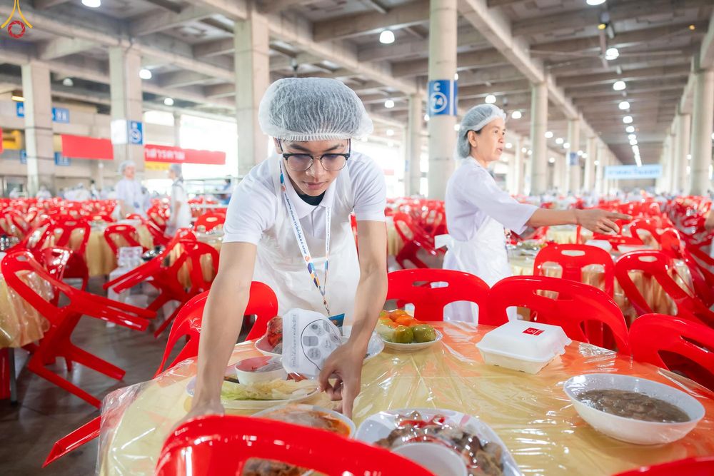 ภาพ No.325896:วันที่ 22 เมษายน พ.ศ.2569(วันคุ้มครองโลก) งานถวายมหาสังฆทาน 40,000 กว่าวัดทั่วประเทศ เจ้าหน้าที่ สาธุชน ร่วมใจจัดเตรียมภัตตาหารเพล (ชุด 2)