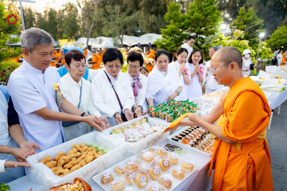 ภาพ No.293524:วันที่ 13 มกราคม พ.ศ. 2569 พิธีถวายภัตตาหารเป็นสังฆทาน แด่พระธรรมยาตรา ณ อนุสรณ์สถานมหาวิหารพระมงคลเทพมุนี (โลตัสแลนด์) อ.สองพี่น้อง จ.สุพรรณบุรี ในโครงการธรรมยาตรา กตัญญูบูชา มหาปูชนียาจารย์ พระมงคลเทพมุนี(สด จนฺทสโร) พระผู้ปราบมาร อนุสรณ์สถาน 7 แห่ง ปี