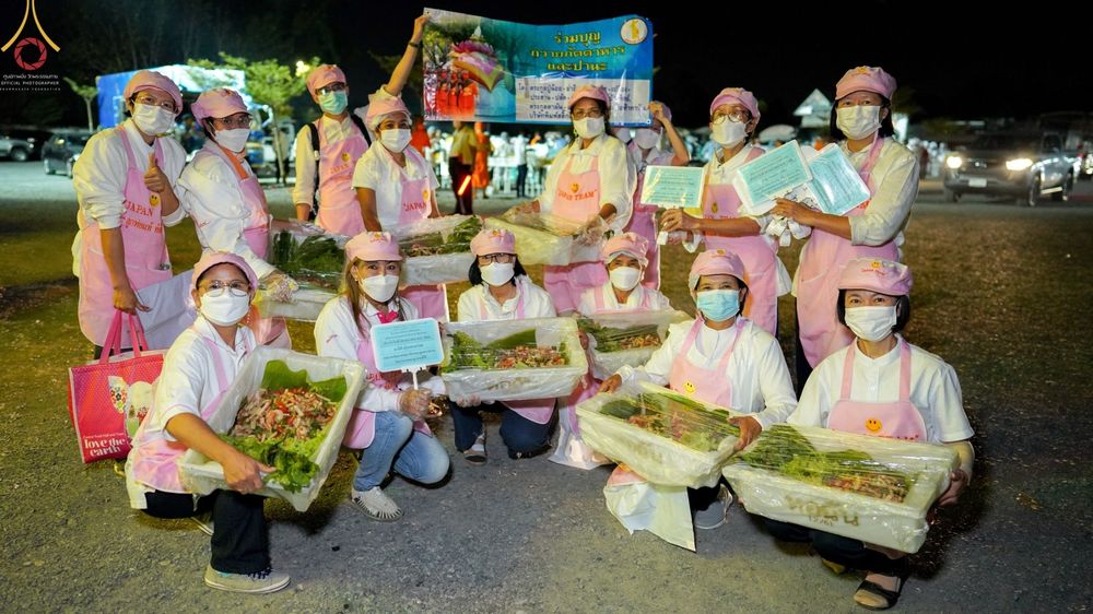 ภาพ No.72906:พิธีถวายภัตตาหารเป็นสังฆทาน แด่คณะพระธรรมยาตราฯ ในโครงการธรรมยาตรากตัญญูบูชา มหาปูชนียาจารย์ พระมงคลเทพมุนี(สด จนฺทสโร) พระผู้ปราบมาร อนุสรณ์สถาน 7 แห่ง ปีที่ 11 วันที่ 20 มกราคม พ.ศ. 2566