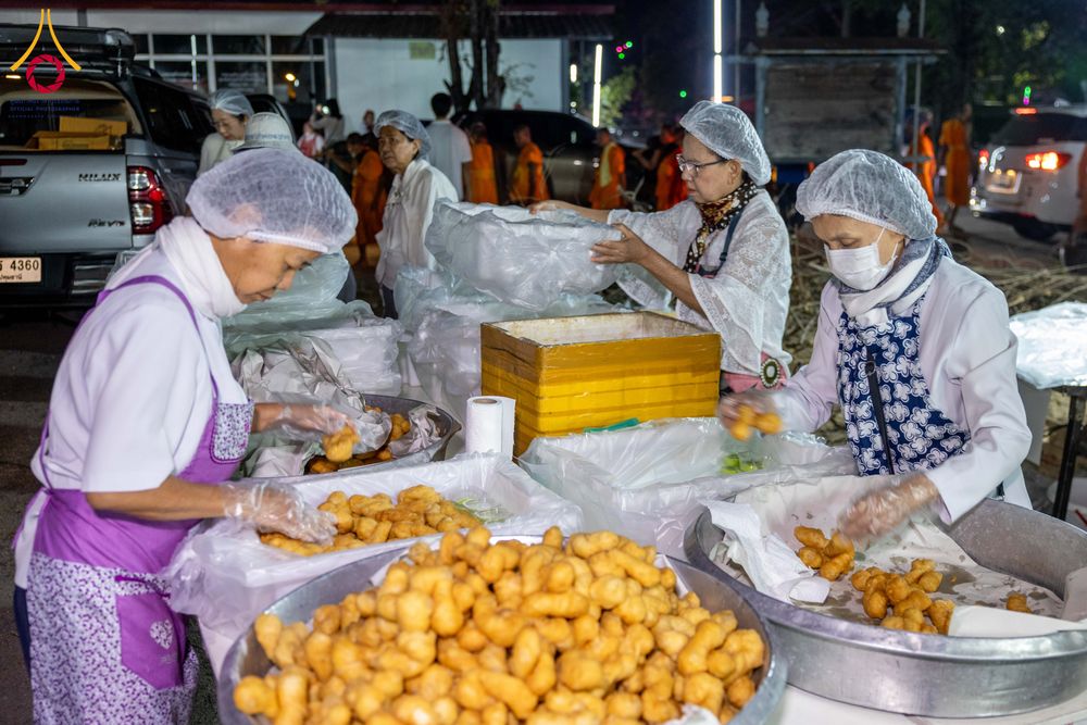 ภาพ No.293708:วันที่ 14 มกราคม พ.ศ. 2569  พิธีถวายภัตตาหารเป็นสังฆทาน แด่พระธรรมยาตรา  ณ วัดสองพี่น้อง ต.ต้นตาล อ.สองพี่น้อง จ.สุพรรณบุรี  ในโครงการธรรมยาตรา กตัญญูบูชา มหาปูชนียาจารย์  พระมงคลเทพมุนี(สด จนฺทสโร) พระผู้ปราบมาร  อนุสรณ์สถาน 7 แห่ง ปีที่ 14