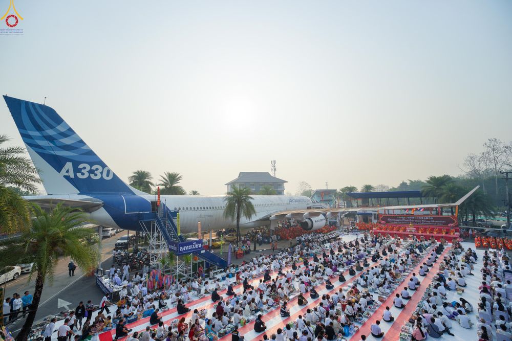 ภาพ No.321042:วันอาทิตย์ที่ ๑๒ เมษายน พ.ศ ๒๕๖๙ พิธีตักบาตรปี๋ใหม่เมืองพระภิกษุสงฆ์ ๓๓๙ รูป  อุทิศถวายพระราชกุศลสมเด็จพระนางสิริกิติ์  พระบรมราชินีนาถ พระบรมราชชนนีพันปีหลวง และฉลองเมืองแม่แตงครบรอบ ๑๑๙ ปี ณ ลานโรงแรมแอร์ไดมอนด์ อำเภอแม่แตง จังหวัดเชียงใหม่