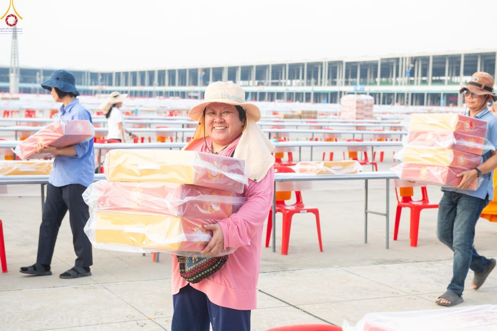 ภาพ No.322568:วันที่ 17 เมษายน พ.ศ.2569 การเรียงกล่องไทยธรรม เรียงน้ำดื่ม เรียงร่ม ณ ลานธรรมพระมหาธรรมกายเจดีย์ เพื่องานถวายมหาสังฆทาน 40,000 กว่าวัดทั่วประเทศ วันคุ้มครองโลก 22 เมษายน พ.ศ.2569 วัดพระธรรมกาย