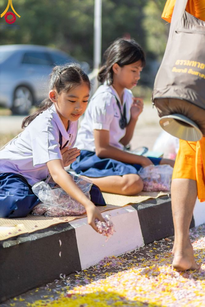 ภาพ No.106139:พิธีต้อนรับพระธรรมยาตรา ชุด 2 ในโครงการธรรมยาตรากตัญญูบูชา มหาปูชนียาจารย์  พระมงคลเทพมุนี(สด จนฺทสโร) พระผู้ปราบมาร  อนุสรณ์สถาน 7 แห่ง ปีที่ 12  วันที่ 3 มกราคม พ.ศ. 2567  ณ อนุสรณ์สถานโลตัสแลนด์ จ.สุพรรณบุรี