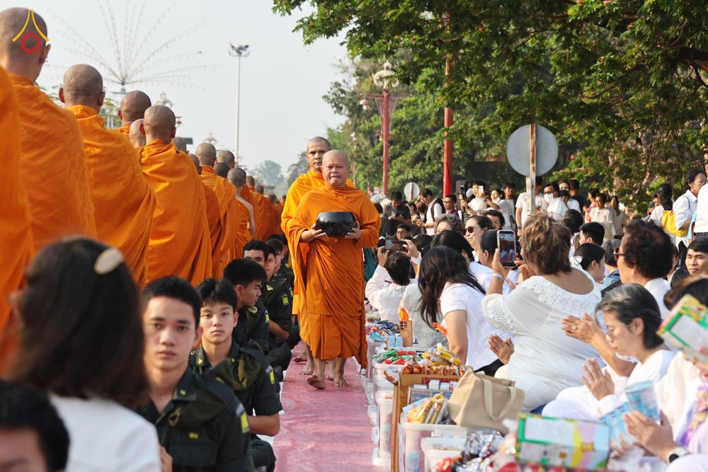 ภาพ No.318070:วันเสาร์ที่ 4 เมษายน พ.ศ. 2569 งานทำบุญเมืองใจกลางอยุธยา  ตักบาตรพระ 1,109 รูป ณ ถนนชีกุน หน้าวัดมหาธาตุ และวัดราชบูรณะ