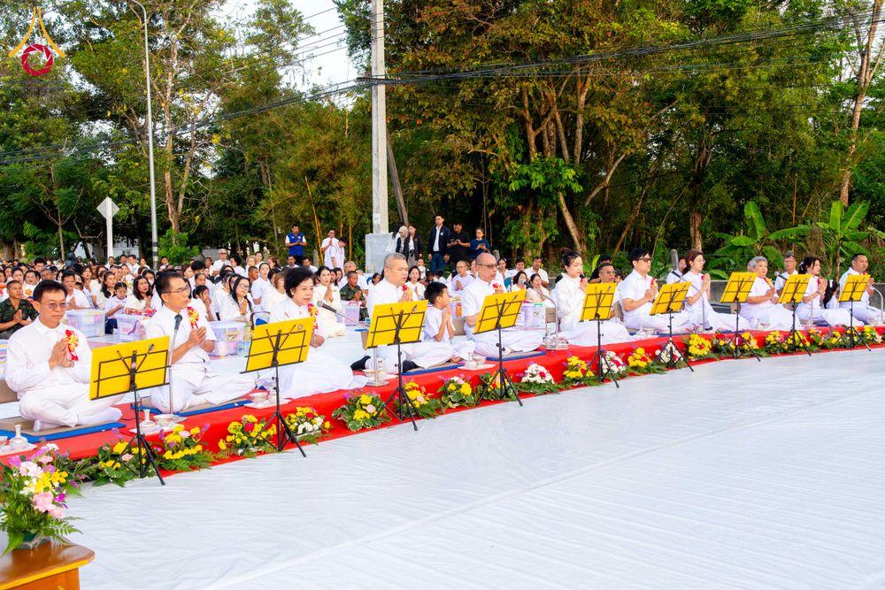 ภาพ No.281510:วันอาทิตย์ที่ 28 ธันวาคม พ.ศ.2568 ตักบาตรพระ 1000 รูป ปีที่ 1 ทำบุญเมืองสตูลส่งท้ายปี ณ หน้าโรงเรียนสตูลวิทยา จ.สตูล