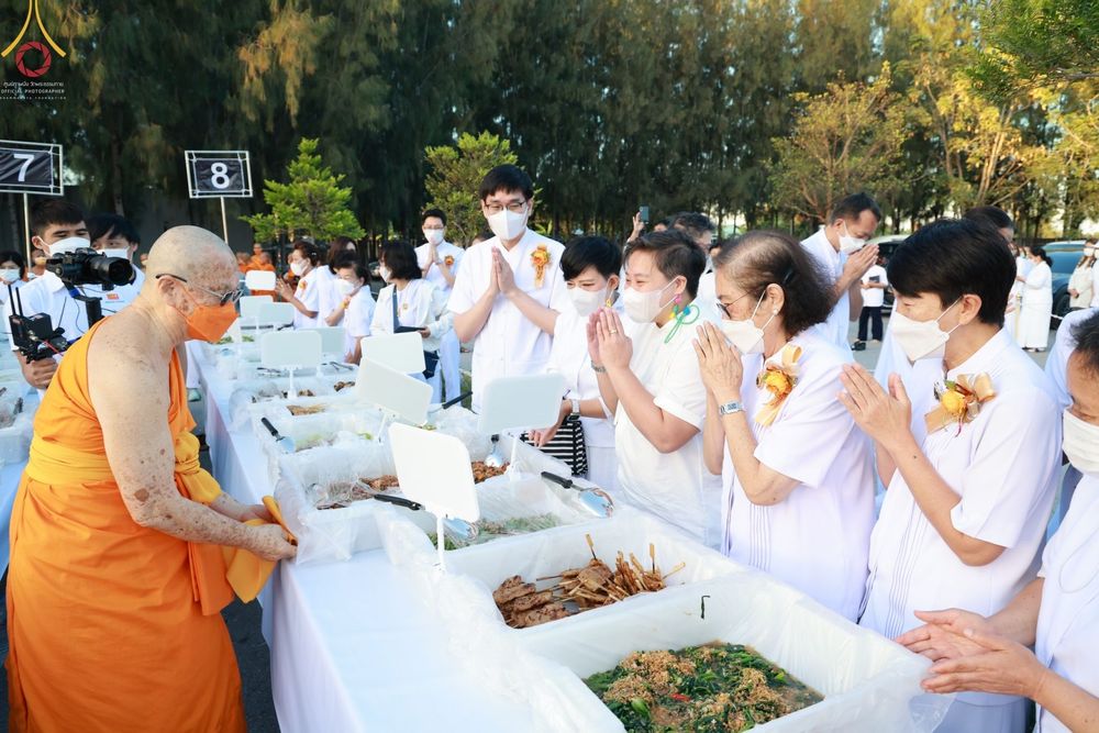 ภาพ No.69790:พิธีถวายภัตตาหารเป็นสังฆทาน แด่คณะพระธรรมยาตราฯ ในโครงการธรรมยาตราฯ ปีที่ 11 ณ อนุสรณ์สถานมหาวิหารพระมงคลเทพมุนี อ.สองพี่น้อง จ.สุพรรณบุรี วันที่ 6 มกราคม พ.ศ. 2566