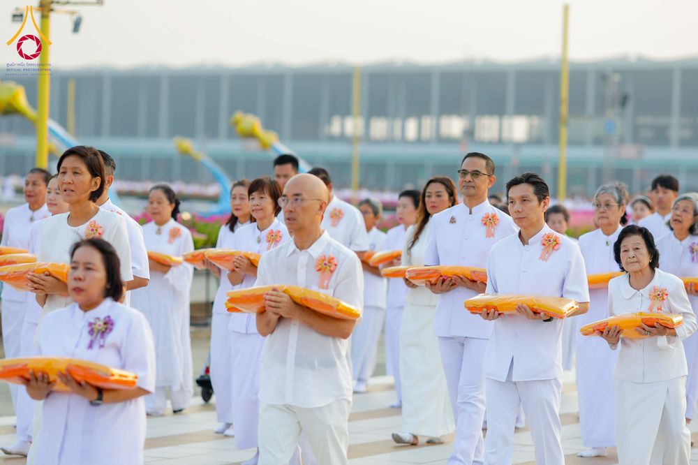 ภาพ No.319374:วันเสาร์ที่ 4 เมษายน พ.ศ.2569 พิธีขอขมา มอบผ้าไตร และถวายบาตรแด่นาคธรรมทายาท ในโครงการบรรพชาสามเณรฟื้นฟูพระพุทธศาสนาทั่วไทย โครงการหน่อแก้วเปรียญธรรม รุ่นที่ 14 โครงการสามเณรยุวธรรมทายาท รุ่นที่ 34 โครงการสามเณรมัชฌิมธรรมทายาท รุ่นที่ 30 ณ สภาธรรมกายสากล