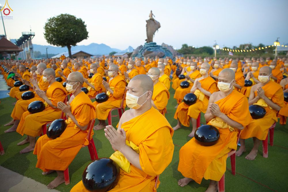 ภาพ No.284152:วันเสาร์ที่ 20 ธันวาคม พ.ศ.2568  พิธีตักบาตรพระ 10,000 รูป เนื่องในโอกาส 194 ปี จังหวัดกาญจนบุรี และอุทิศส่วนกุศลให้แด่บรรพชนทั้งหลาย บริเวณถนนสองแคว (Skywalk) เมืองกาญจนบุรี