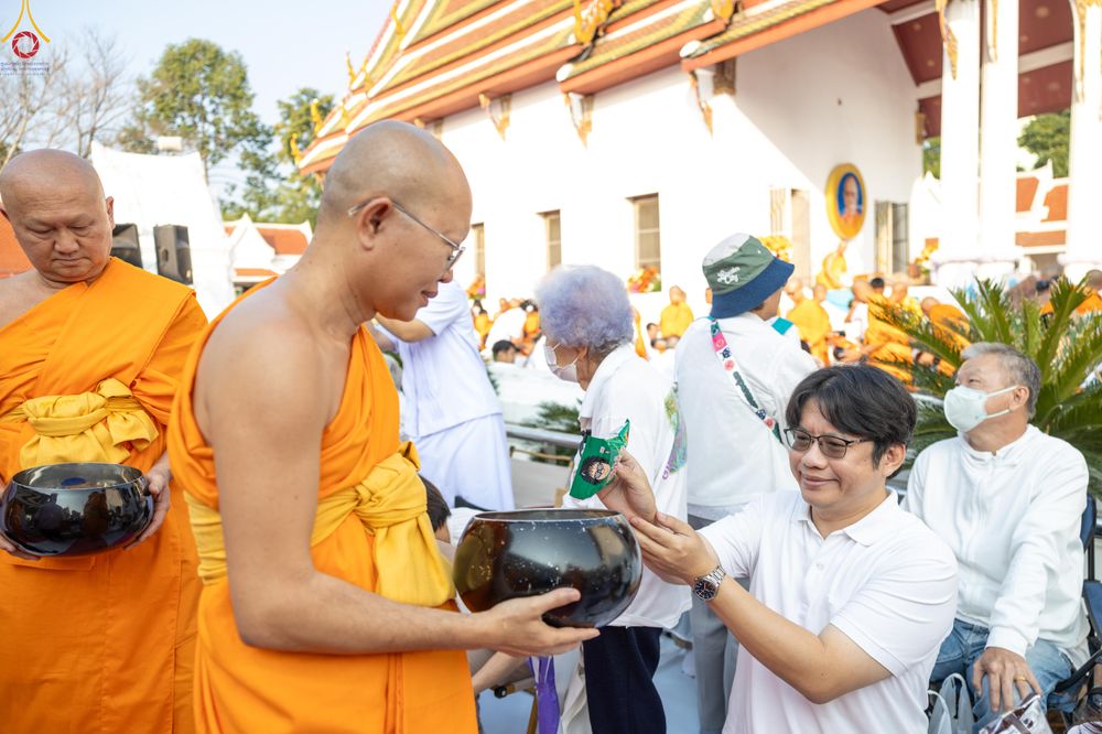 ภาพ No.297715:วันที่ 18 มกราคม พ.ศ. 2569 พิธีตักบาตรพระธรรมยาตรา ณ วัดโบสถ์บน ต.บางคูเวียง จ.นนทบุรี อนุสรณ์สถานลำดับที่ 4 สถานที่เกิดด้วยกายธรรม ในโครงการธรรมยาตรา กตัญญูบูชา มหาปูชนียาจารย์ พระมงคลเทพมุนี(สด จนฺทสโร) พระผู้ปราบมาร อนุสรณ์สถาน 7 แห่ง ปีที่ 14