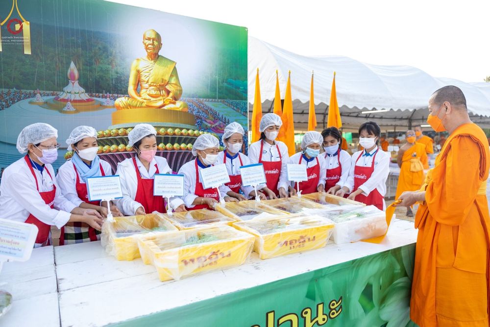 ภาพ No.71161:พิธีถวายภัตตาหารเป็นสังฆทาน แด่คณะพระธรรมยาตราฯ ในโครงการธรรมยาตราฯ ปีที่ 11 ณ อนุสรณ์สถานคลองบางนางแท่น อ.สามพราน จ.นครปฐม วันที่ 14 มกราคม พ.ศ. 2566