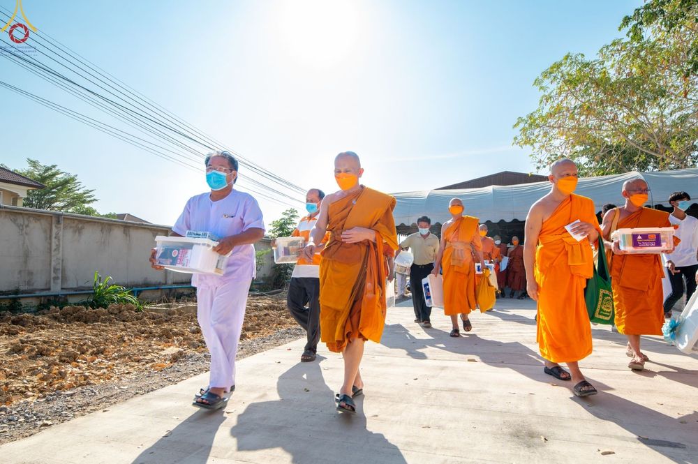 ภาพ No.70341:พิธีเจริญพระพุทธมนต์ ปฏิบัติธรรม มอบทุนการศึกษา ถวายสังฆทาน 139 วัด เพื่อถวายเป็นพุทธบูชา และขับเคลื่อนโครงการหมู่บ้านรักษาศีล 5 โดยคณะสงฆ์จังหวัดสุพรรณบุรี คณะศิษยานุศิษย์วัดพระธรรมกาย โครงการธรรมยาตรา ปีที่ 11 วันที่ 7 มกราคม พ.ศ. 2566 ณ ศูนย์ปฏิบัติธร