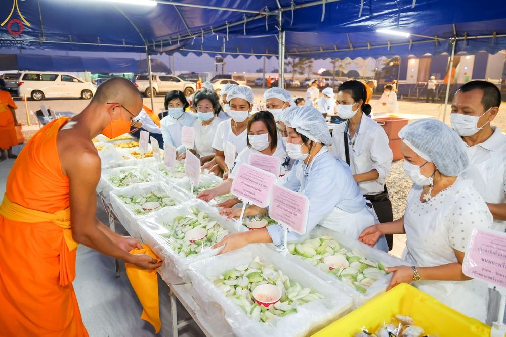 ภาพ No.73997:พิธีถวายภัตตาหารเป็นสังฆทาน แด่คณะพระธรรมยาตราฯ ในโครงการธรรมยาตรากตัญญูบูชา มหาปูชนียาจารย์ พระมงคลเทพมุนี(สด จนฺทสโร) พระผู้ปราบมาร อนุสรณ์สถาน 7 แห่ง ปีที่ 11 วันที่ 24 มกราคม พ.ศ. 2566