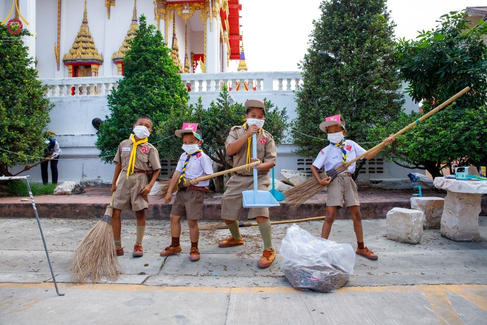 ภาพ No.72751:พระธรรมยาตรา ปฏิบัติศาสนกิจทำนุบำรุงศาสนสถาน, สวดธรรมจักร ,ปฏิบัติธรรม ร่วมกับชุมชน,นักเรียนเด็กดีวีสตาร์ ในโครงการธรรมยาตรากตัญญูบูชา มหาปูชนียาจารย์ พระมงคลเทพมุนี(สด จนฺทสโร) พระผู้ปราบมาร อนุสรณ์สถาน 7 แห่ง ปีที่ 11 ณ วัดโบสถ์(บน) อ.บางกรวย จ.นนทบุรี