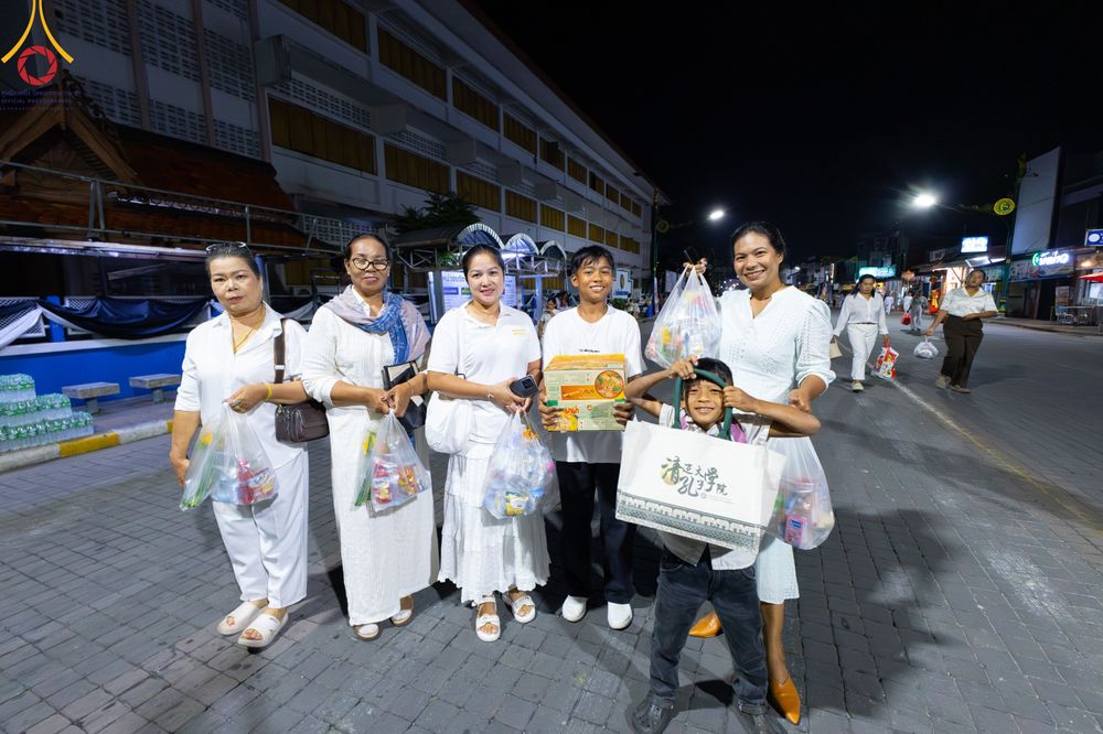 ภาพ No.311152:วันเสาร์ที่ 28 กุมภาพันธ์ พ.ศ. 2569 พิธีตักบาตรพระมหากุศล 11,250 รูป เฉลิมฉลอง 1,250 ปีศรีธรรมราชเจดีย์ สู่มรดกโลก ณ ถนนราชดำเนิน บริเวณหน้าวัดพระมหาธาตุวรมหาวิหาร อ.เมือง จ.นครศรีธรรมราช