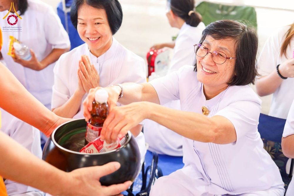 ภาพ No.256845:วันที่ 5 ตุลาคม พ.ศ. 2568 พิธีตักบาตร ข้าวสารอาหารแห้ง ณ บ้านแก้วเรือนทองคุณยายฯ สภาธรรมกายสากล วัดพระธรรมกาย