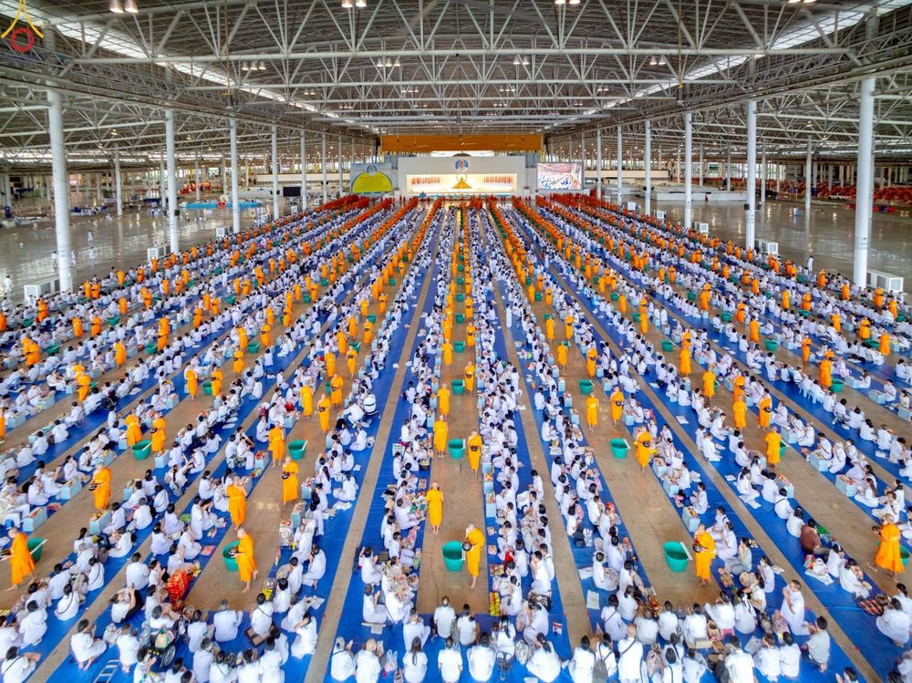 ภาพ No.240473:วันพุธที่ 27 สิงหาคม พ.ศ. 2568 พิธีตักบาตร ในวันธรรมชัย ณ วัดพระธรรมกาย จ.ปทุมธานี