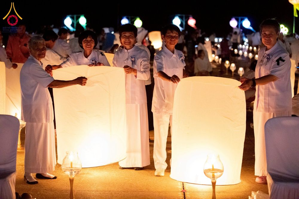 ภาพ No.266176:วันพุธที่ 5 พฤศจิกายน พ.ศ. 2568 (วันพระ ขึ้น 15 ค่ำ เดือน 12) พิธีจุดประทีปโคมลาน, โคมลอย และลอยกระทง ถวายประทีปเป็นพุทธบูชา สร้างความสว่างไสวให้กับแผ่นดินด้วยแสงธรรม ณ พุทธอุทยานนานาชาติ จังหวัดหนองคาย