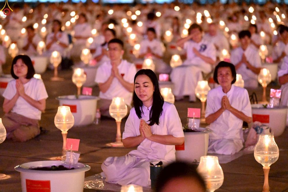 ภาพ No.253709:วันที่ 10 ตุลาคม พ.ศ. 2568 พิธีจุดประทีปบูชาพระผู้ปราบมาร, พิธีจุดประทีปบนพระมหาธรรมกายเจดีย์  20,000 ดวง เนื่องในวันคล้ายวันเกิดครบรอบ 141 ปี พระมงคลเทพมุนี (สด จนฺทสโร)