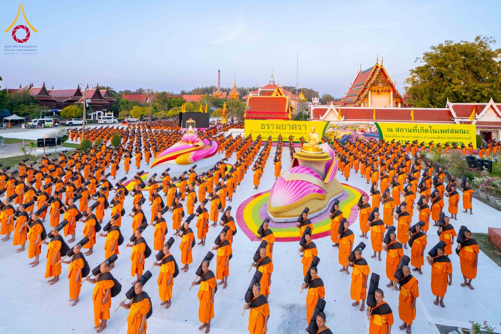 ภาพ No.294652:วันอาทิตย์ที่ 14 ธันวาคม พ.ศ.2568 พระธรรมยาตราปฏิบัติธรรมและถ่ายภาพหมู่ประวัติศาสตร์ ณ วัดสองพี่น้อง ต.ต้นตาล อ.สองพี่น้อง จ.สุพรรณบุรี ในโครงการธรรมยาตรา กตัญญูบูชา มหาปูชนียาจารย์ พระมงคลเทพมุนี(สด จนฺทสโร) พระผู้ปราบมาร อนุสรณ์สถาน 7 แห่ง ปีที่ 14