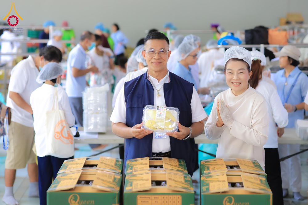 ภาพ No.323593:วันที่ 21 เมษายน 2569 ปอกทุเรียน 26 ตัน 75,000 กล่อง เตรียมงานถวายสังฆทาน40000กว่าวัดทั่วประเทศ