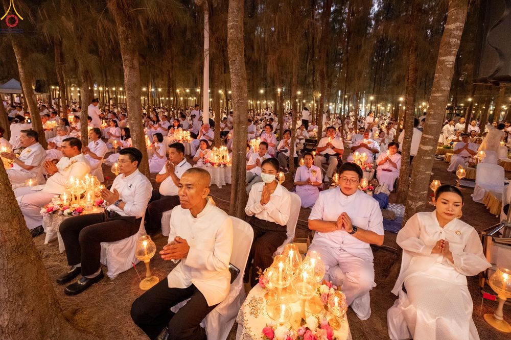 ภาพ No.290231:วันที่ 6 มกราคม พ.ศ. 2569 พิธีจุดประทีปถวายเป็นพุทธบูชา และบูชาธรรมมหาปูชนียาจารย์ (ภาพชุดที่ 2) ณ อนุสรณ์สถานมหาวิหารพระมงคลเทพมุนี (โลตัสแลนด์) อ.สองพี่น้อง จ.สุพรรณบุรี ในโครงการธรรมยาตรา กตัญญูบูชา มหาปูชนียาจารย์ พระมงคลเทพมุนี(สด จนฺทสโร) พระผู้ปรา