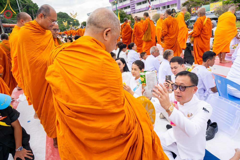 ภาพ No.341180:วันที่ 27 กรกฎาคม พ.ศ. 2569 พิธีตักบาตรพระ 1,000 รูป เมืองพัทลุง  ณ ถนนราเมศวร์ อ.เมือง จ.พัทลุง