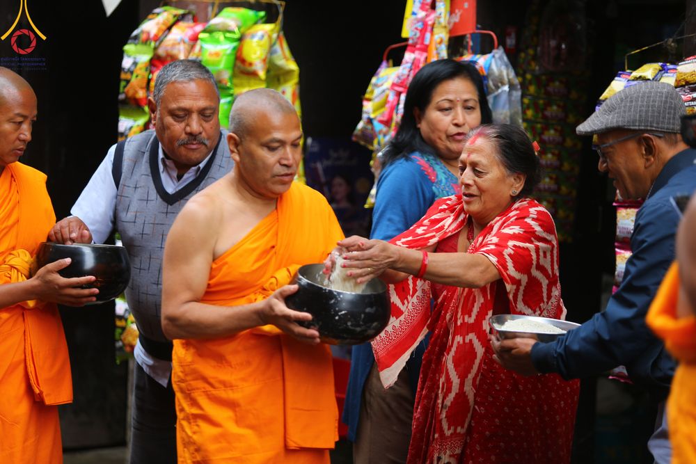 ภาพ No.317182:วันจันทร์ที่ 30 มีนาคม พ.ศ.2569 จาริกบิณฑบาตสยมภูนาทสู่พระราชวังหนุมานโดกา ประเทศเนปาล