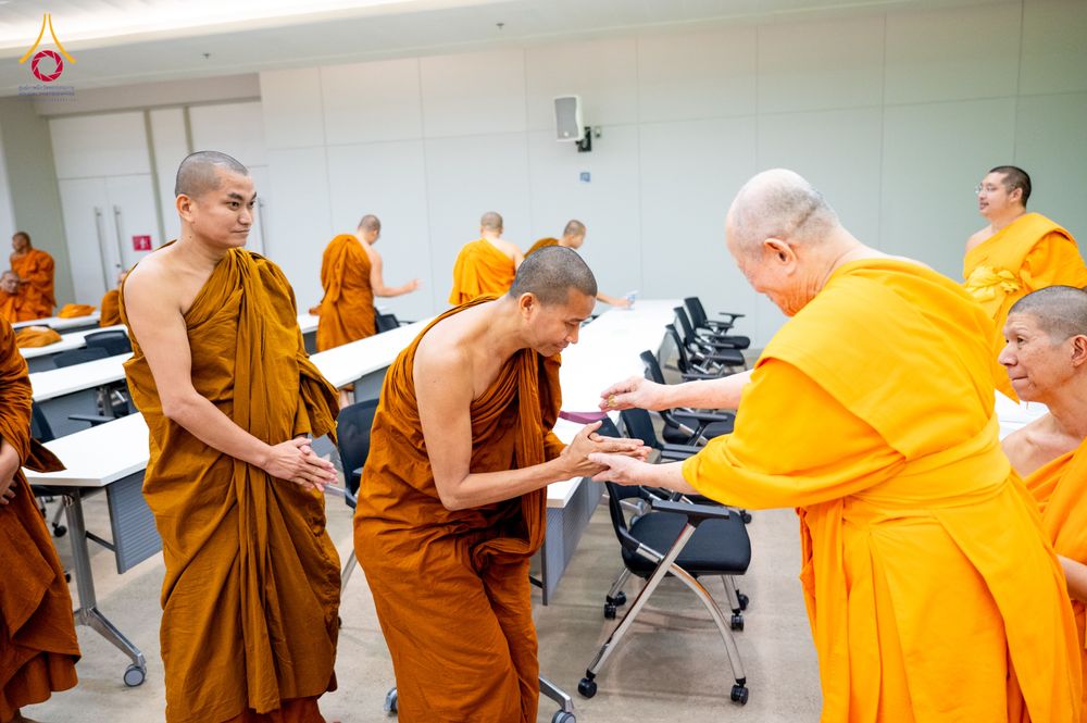 ภาพ No.323367:หลวงพ่อทัตตชีโว รองเจ้าอาวาสวัดพระธรรมกาย ถวายการต้อนรับปฏิสันถารคณะสงฆ์จากประเทศศรีลังกา