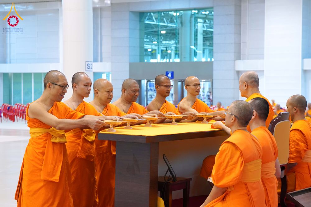 ภาพ No.284830:วันอาทิตย์ที่ 14 ธันวาคม พ.ศ.2568  พิธีปฏิบัติธรรม พิธีถวายภัตตาหารเป็นสังฆทาน พิธีมอบต้นสมบัติจักรพรรดิ ถวายแด่เจ้าอาวาสและประธานสงฆ์ 236 ศูนย์ส่งเสริมศีลธรรมทั่วโลก ณ สภาธรรมกายสากล วัดพระธรรมกาย