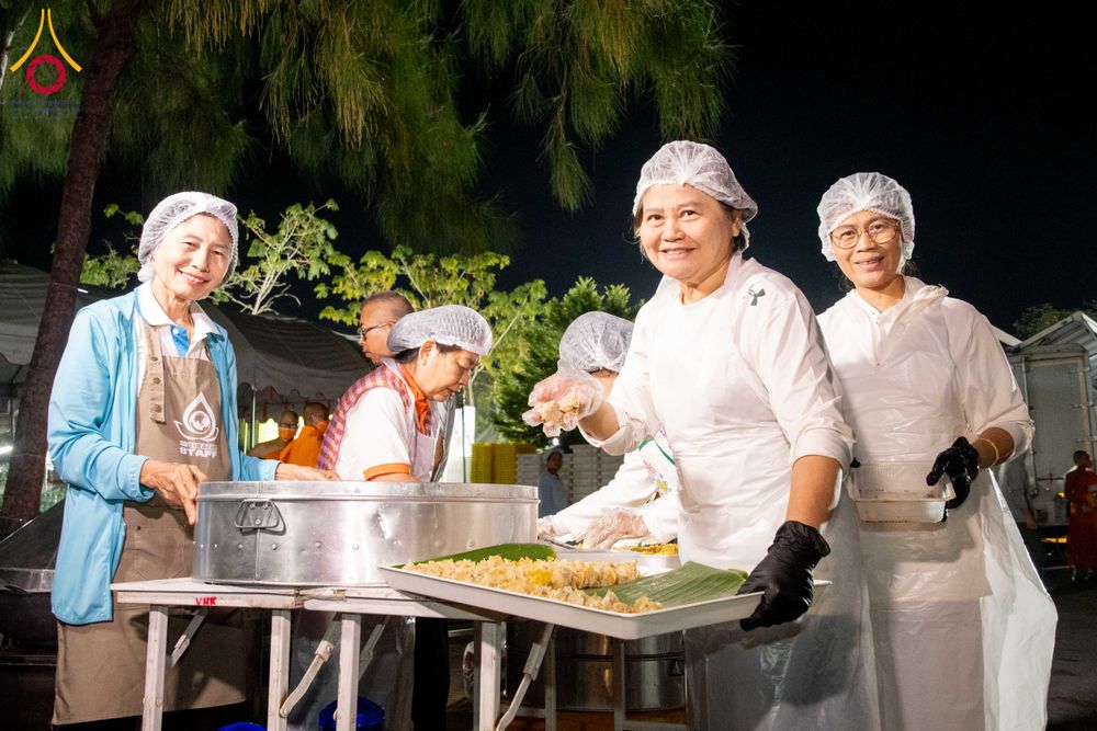 ภาพ No.287965:วันที่ 4 มกราคม พ.ศ. 2569 พิธีถวายภัตตาหารเป็นสังฆทาน แด่พระธรรมยาตรา ในโครงการธรรมยาตรา กตัญญูบูชา มหาปูชนียาจารย์ พระมงคลเทพมุนี(สด จนฺทสโร) พระผู้ปราบมาร อนุสรณ์สถาน 7 แห่ง ปีที่ 14 ณ อนุสรณ์สถานมหาวิหารพระมงคลเทพมุนี (โลตัสแลนด์) อ.สองพี่น้อง จ.สุพรร