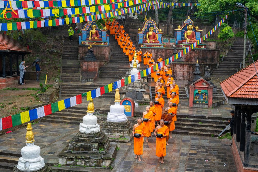 ภาพ No.317138:วันจันทร์ที่ 30 มีนาคม พ.ศ.2569 จาริกบิณฑบาตสยมภูนาทสู่พระราชวังหนุมานโดกา ประเทศเนปาล