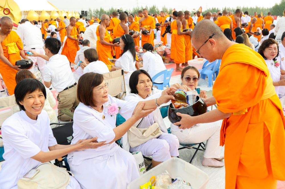 ภาพ No.302689:วันที่ 24 มกราคม พ.ศ. 2569 พิธีตักบาตรพระธรรมยาตรา(ภาพชุดที่ 2) ณ อนุสรณ์สถานลำดับที่ 5 สถานที่เผยแผ่วิชชาธรรมกายครั้งแรก อนุสรณ์สถานบางปลา วัดบางปลา อำเภอบางเลน จังหวัดนครปฐม ในโครงการธรรมยาตรา กตัญญูบูชา มหาปูชนียาจารย์ พระมงคลเทพมุนี(สด จนฺทสโร) พระผู