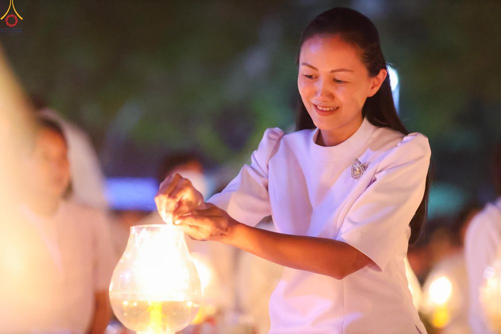 ภาพ No.294073:วันที่ 13 มกราคม พ.ศ. 2569 พิธีจุดประทีปถวายเป็นพุทธบูชา และบูชาธรรมมหาปูชนียาจารย์  (ภาพชุดที่ 2) ณ วัดสองพี่น้อง ต.ต้นตาล อ.สองพี่น้อง จ.สุพรรณบุรี ในโครงการธรรมยาตรา กตัญญูบูชา มหาปูชนียาจารย์ พระมงคลเทพมุนี(สด จนฺทสโร) พระผู้ปราบมาร อนุสรณ์สถาน 7 แห่