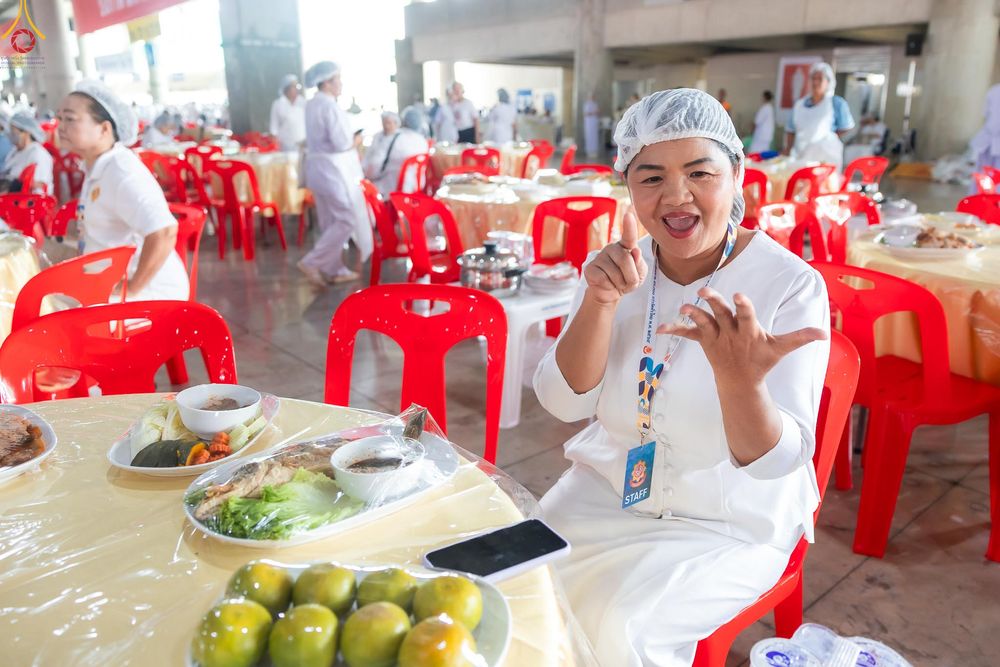 ภาพ No.325835:วันที่ 22 เมษายน พ.ศ.2569(วันคุ้มครองโลก) งานถวายมหาสังฆทาน 40,000 กว่าวัดทั่วประเทศ เจ้าหน้าที่ สาธุชน ร่วมใจจัดเตรียมภัตตาหารเพล (ชุด 2)