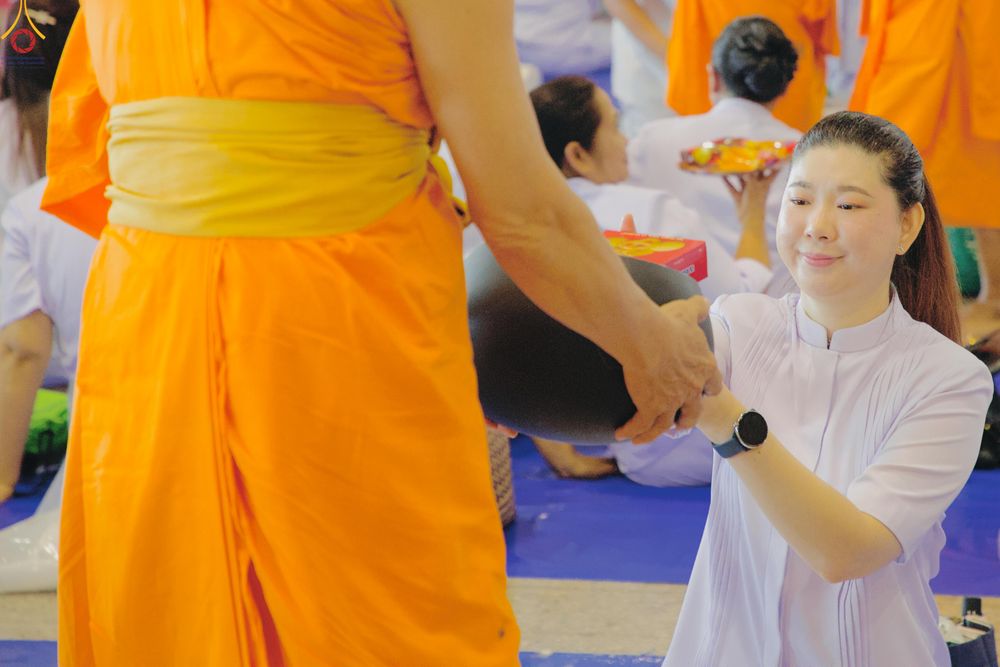 ภาพ No.311348:วันอาทิตย์ต้นเดือนที่ 1 มีนาคม พ.ศ.2569 พิธีตักบาตร และ พิธีบูชาข้าวพระ ณ สภาธรรมกายสากล วัดพระธรรมกาย