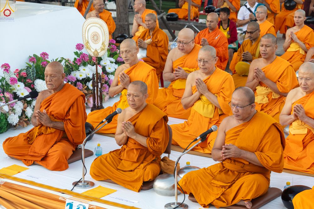 ภาพ No.282572:วันเสาร์ที่ 20 ธันวาคม พ.ศ.2568 พิธีตักบาตรพระ 10,000 รูป (ชุด 2) เนื่องในโอกาส 194 ปี จังหวัดกาญจนบุรี และอุทิศส่วนกุศลให้แด่บรรพชนทั้งหลาย บริเวณถนนสองแคว (Skywalk) เมืองกาญจนบุรี