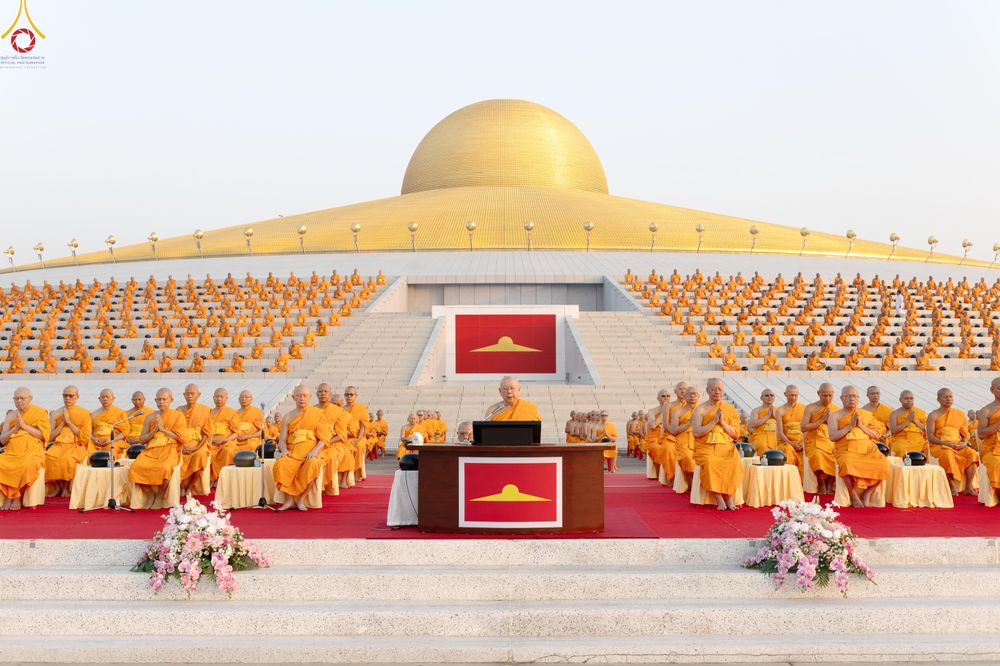 ภาพ No.279733:วันที่ 1 มกราคม พ.ศ.2569 พิธีตักบาตรในวันขึ้นปีใหม่ ณ ลานธรรม วัดพระธรรมกาย