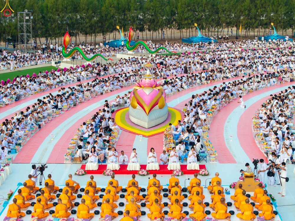 ภาพ No.302553:วันที่ 24 มกราคม พ.ศ. 2569 พิธีตักบาตรพระธรรมยาตรา ณ อนุสรณ์สถานลำดับที่ 5 สถานที่เผยแผ่วิชชาธรรมกายครั้งแรก อนุสรณ์สถานบางปลา วัดบางปลา อำเภอบางเลน จังหวัดนครปฐม ในโครงการธรรมยาตรา กตัญญูบูชา มหาปูชนียาจารย์ พระมงคลเทพมุนี(สด จนฺทสโร) พระผู้ปราบมาร อนุส