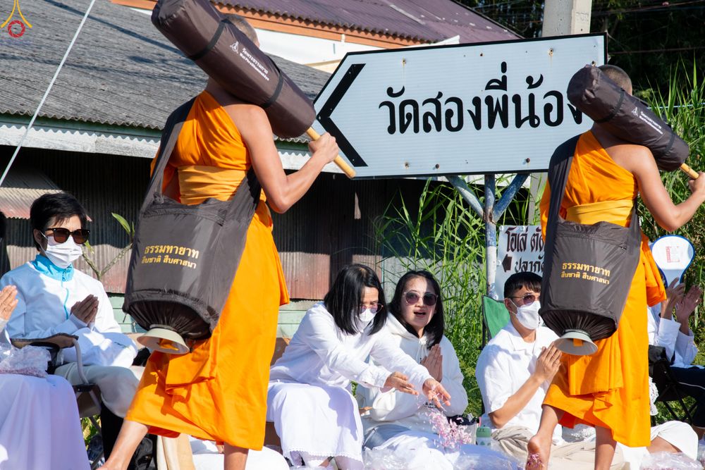 ภาพ No.292845:วันที่ 11 มกราคม พ.ศ. 2569 พิธีต้อนรับพระธรรมยาตรา ณ อนุสรณ์สถานลำดับที่ 3 สถานที่เกิดในเพศสมณะ วัดสองพี่น้อง อำเภอสองพี่น้อง จังหวัดสุพรรณบุรี ในโครงการธรรมยาตรา กตัญญูบูชา มหาปูชนียาจารย์ พระมงคลเทพมุนี(สด จนฺทสโร) พระผู้ปราบมาร อนุสรณ์สถาน 7 แห่ง ปีที